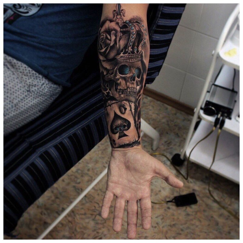 Original tatovering på en manns arm