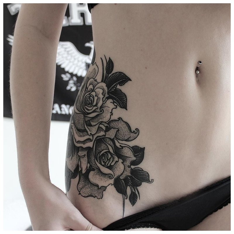 Grand tatouage floral sur la hanche