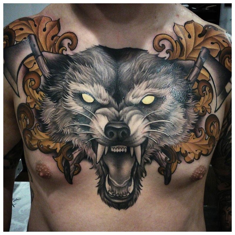 Loup en colère - tatouage sur toute la poitrine d'un homme