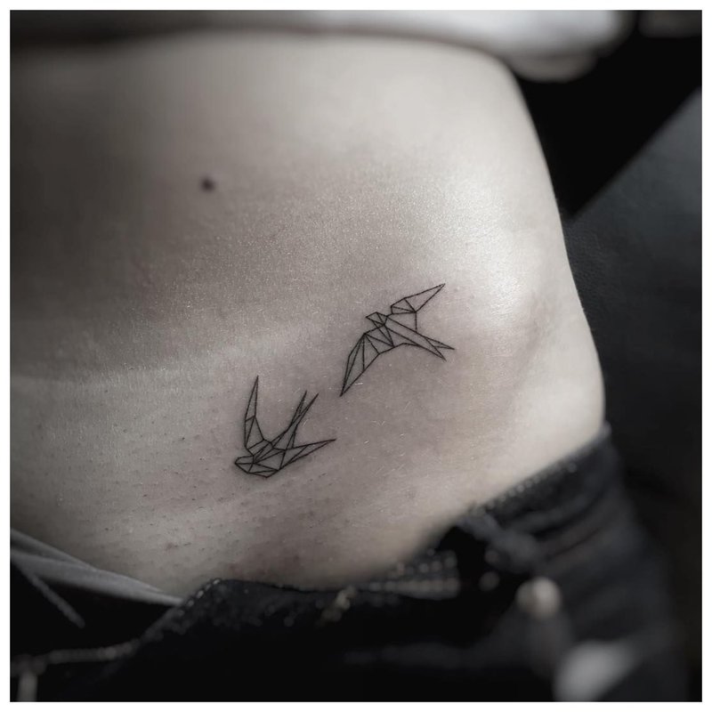 Oiseaux mignons - tatouage de la hanche