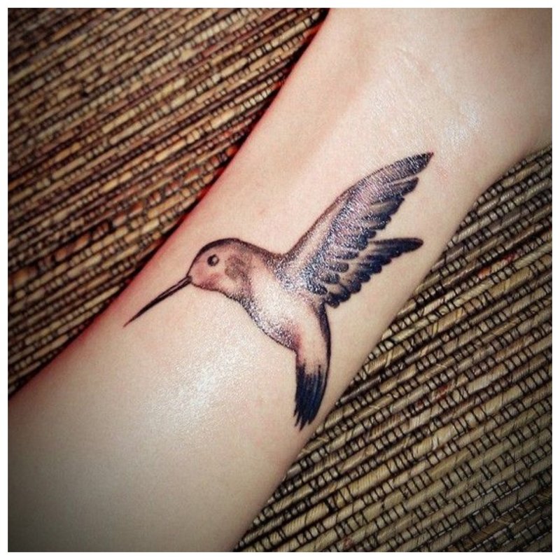 Malý pták - tetování na zápěstí dívky