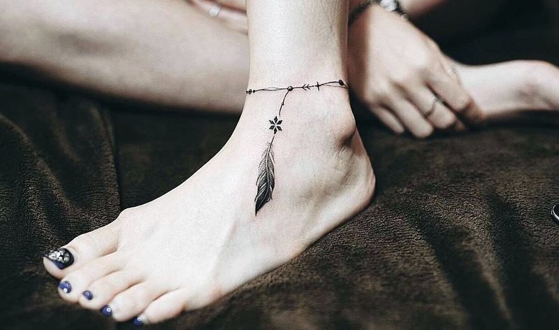 Chaîne de plumes de cheville tatouage