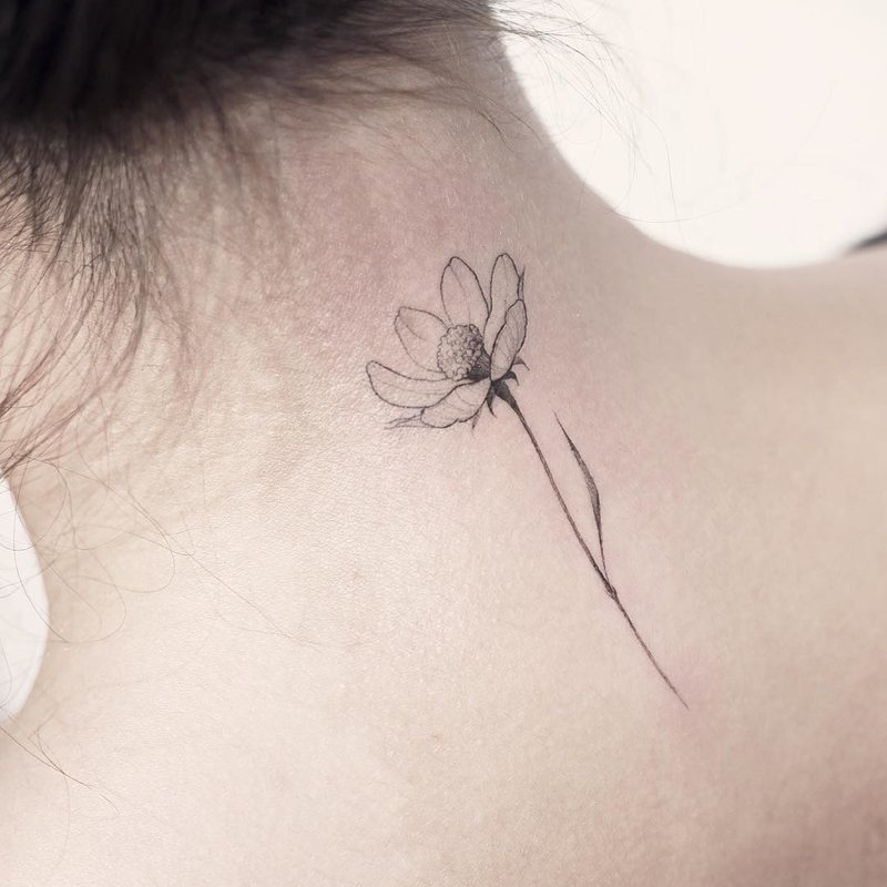Kvinnelig tatovering på baksiden av nakken