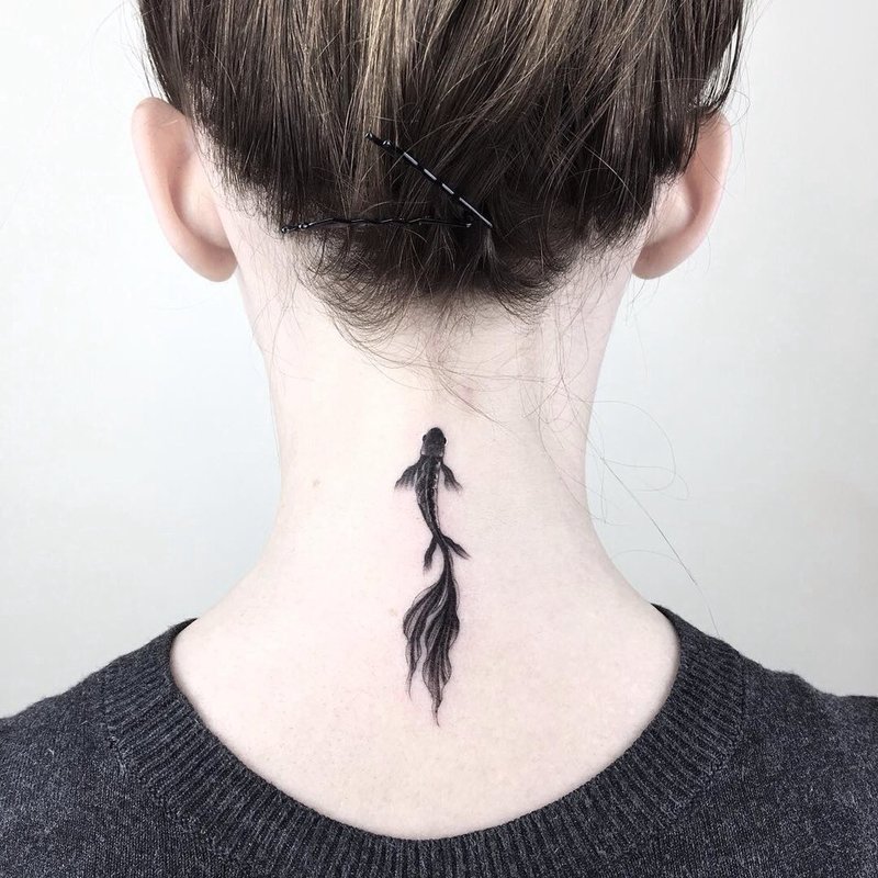 Tatuaj pe gât în ​​spatele fetei