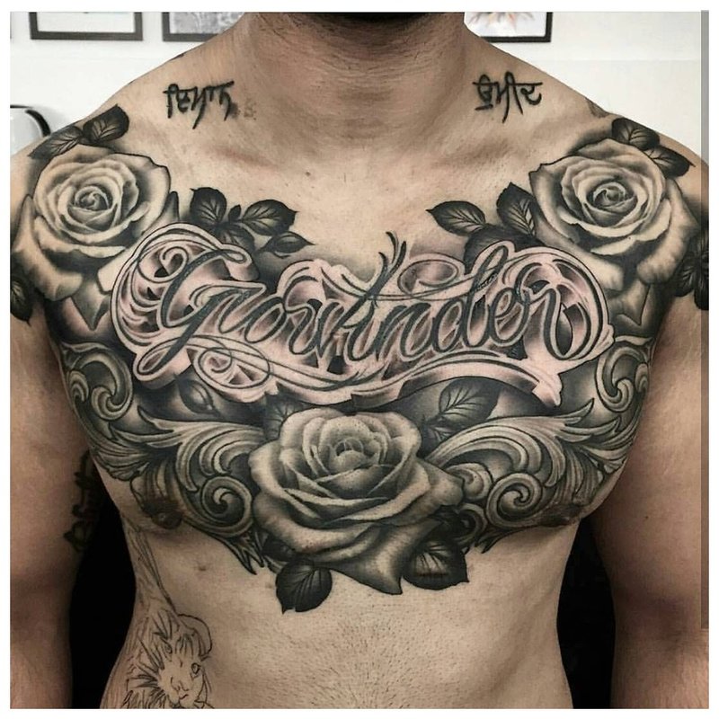 Tatuaj cu flori pe pieptul unui bărbat