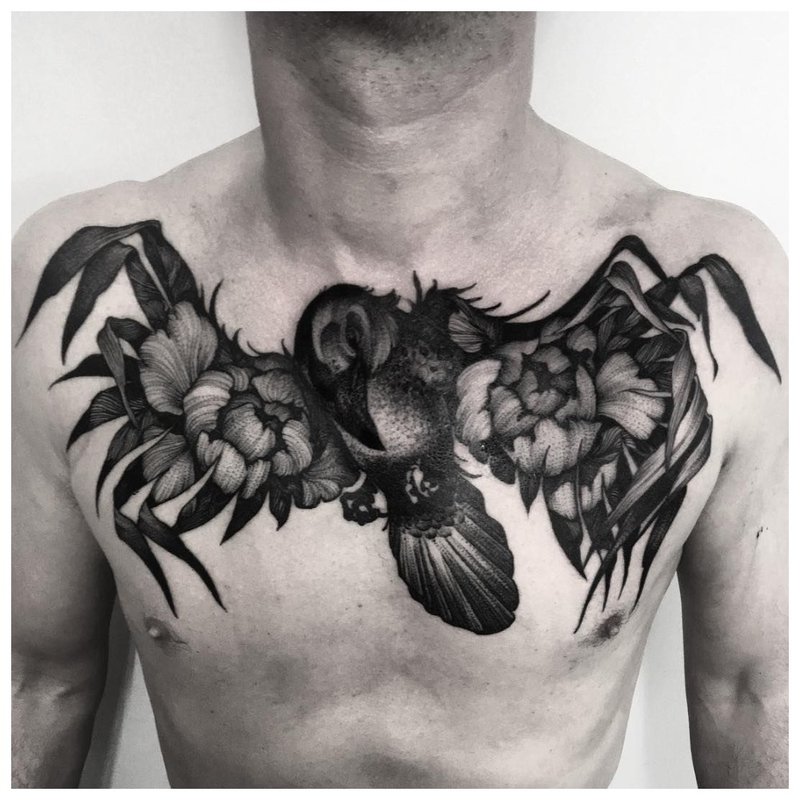 Tatuaj de pasăre în stilul unui piept do-it-yourself pe un bărbat