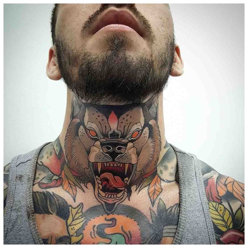 Tatuaj pe gâtul unui bărbat