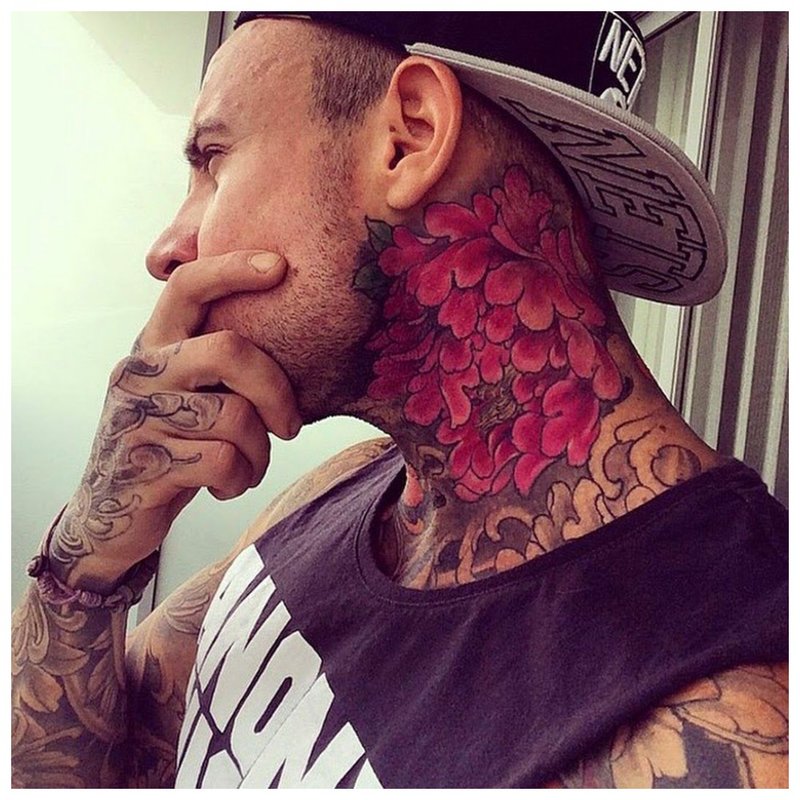 Tatuaj cu flori strălucitoare pe întregul gât al unui bărbat