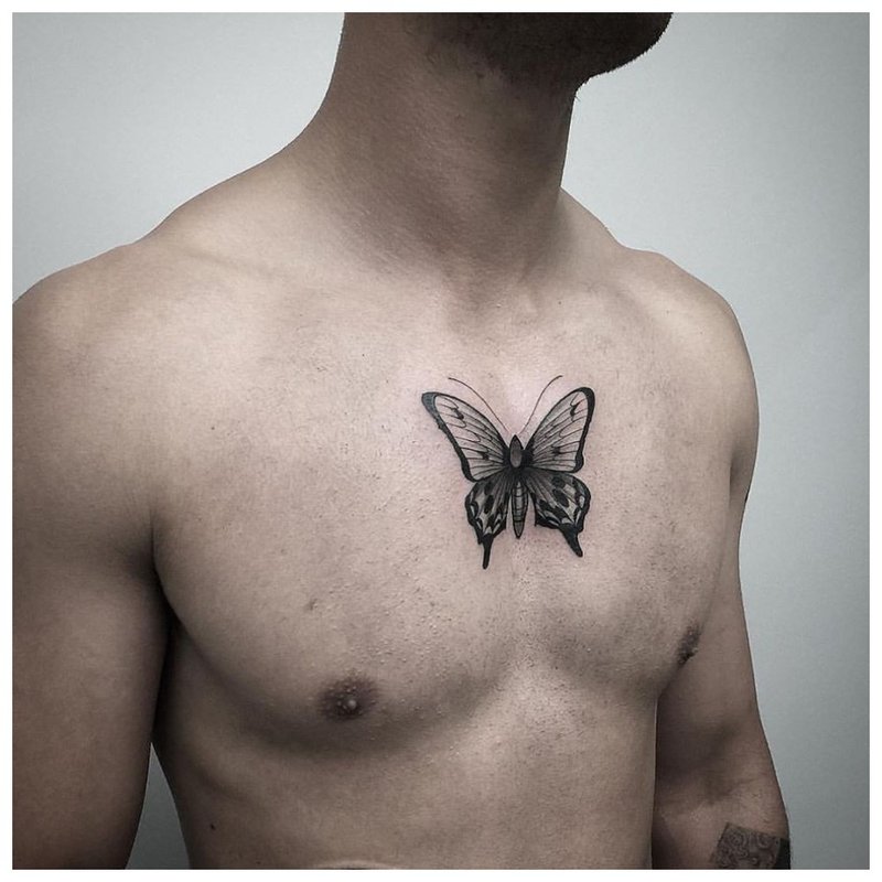Tatuaj fluture pe piept