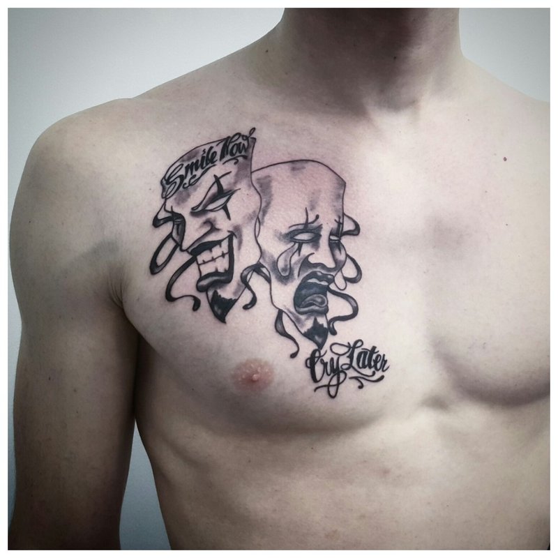 Uvanlig tatovering på brystet til en mann