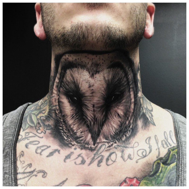 Tatuaj bufniță pe gât în ​​fața unui bărbat