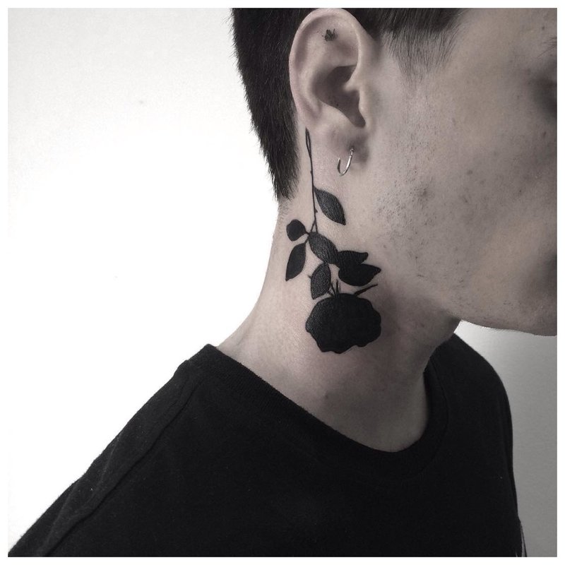 Rose noire - tatouage sur le cou d'un homme