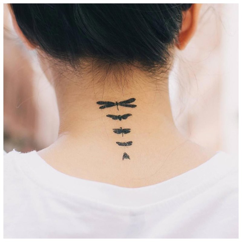 Nydelig tatovering på baksiden av en jente