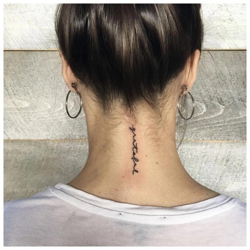 Tatuaj spate pe gât