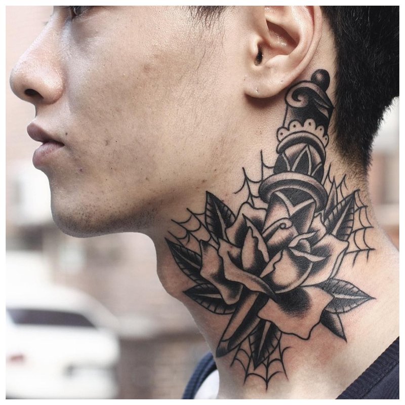 Flori și pumnal - tatuaj pe gâtul unui bărbat