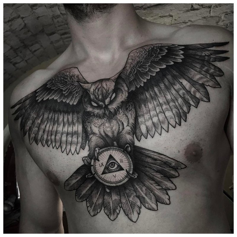 Tatuaj de pasăre pe pieptul unui bărbat