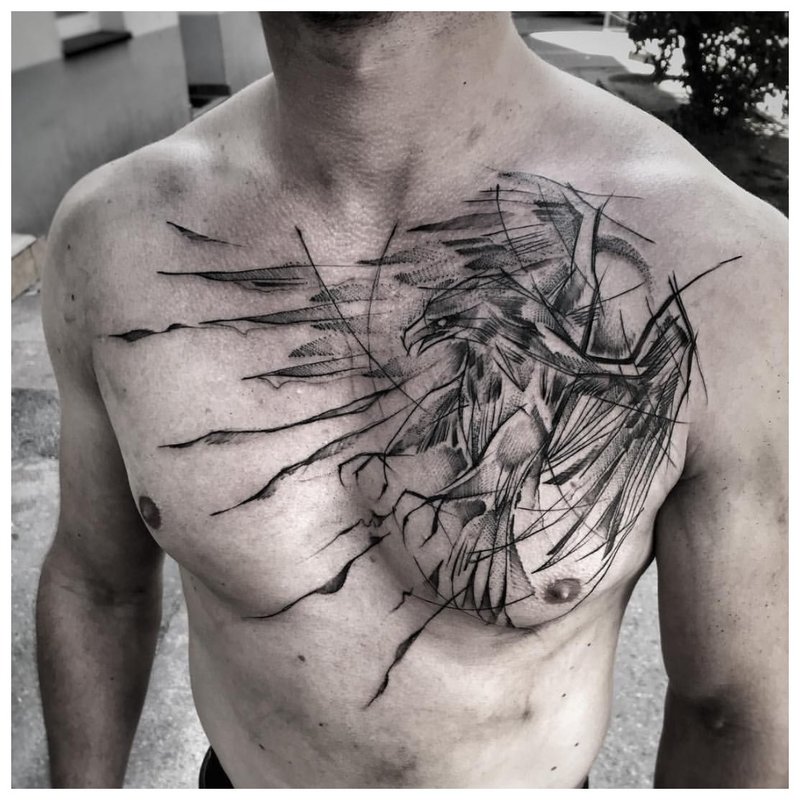 Interessant tatovering med dyre-tema på mannens bryst