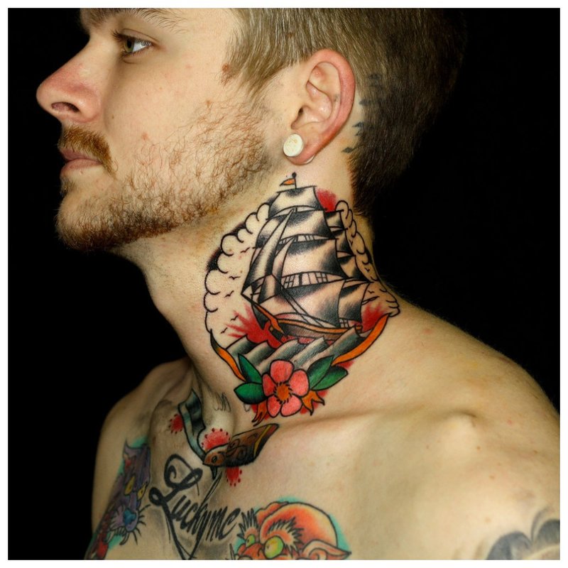 Tatuaj luminos pe gât și pieptul unui bărbat