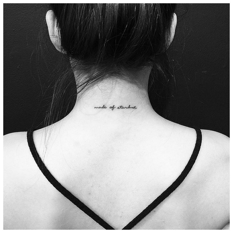 Inscription de tatouage sur le cou dans le dos