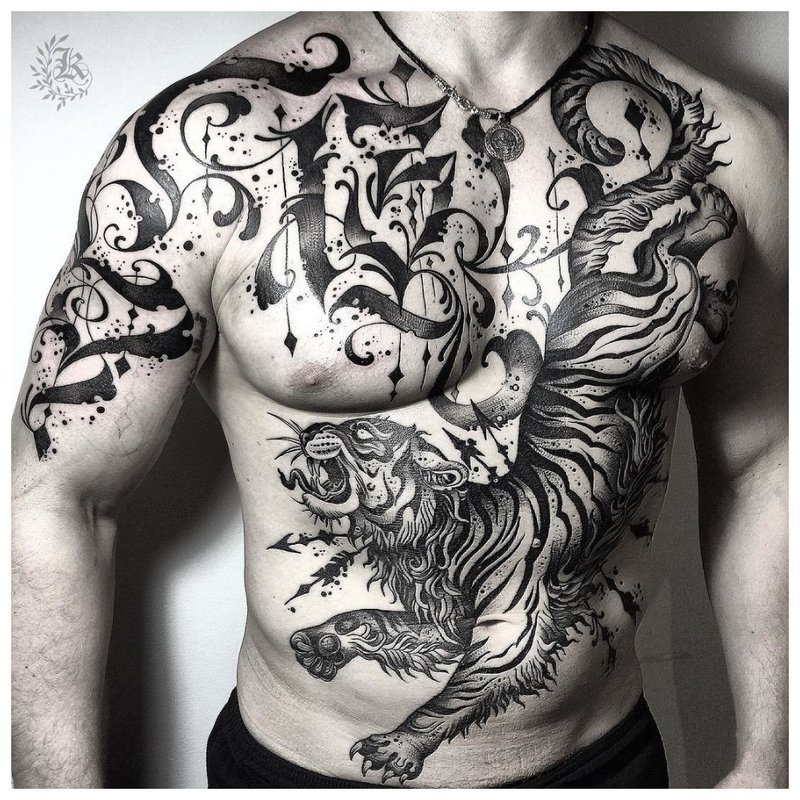 Stor tatovering på en manns hele kroppen