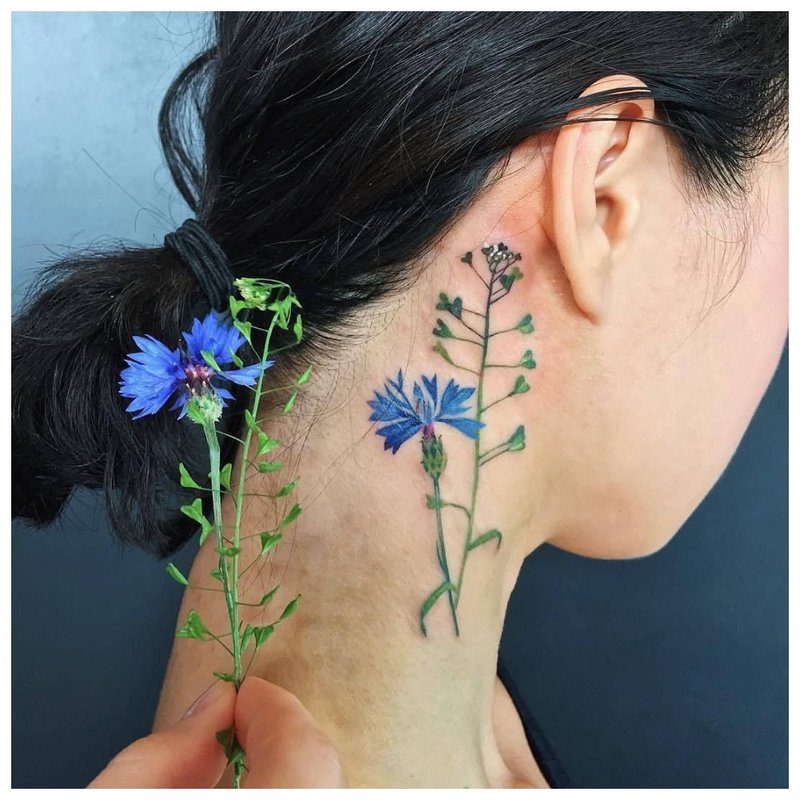 Tatuaj delicat de flori pe gâtul fetei