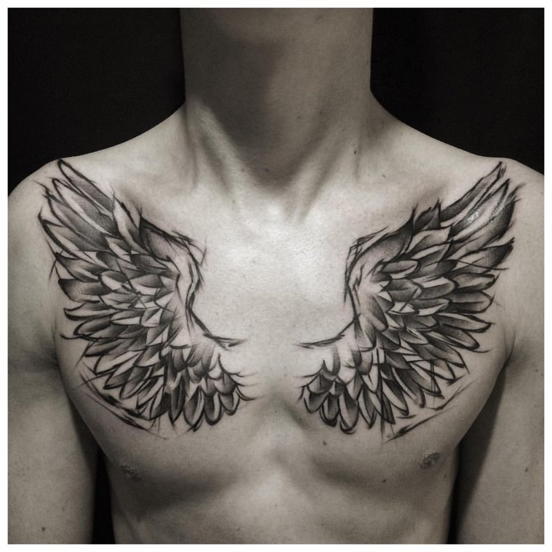 Aripile de pasăre - tatuaj pe pieptul omului