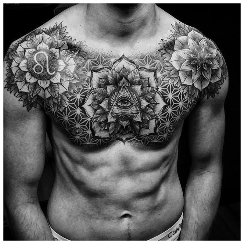 Tatuaj mare de flori pe pieptul unui bărbat