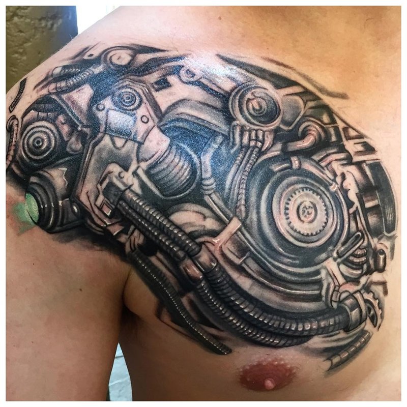 Tatuaj în stil Cyberpunk pe pieptul unui bărbat