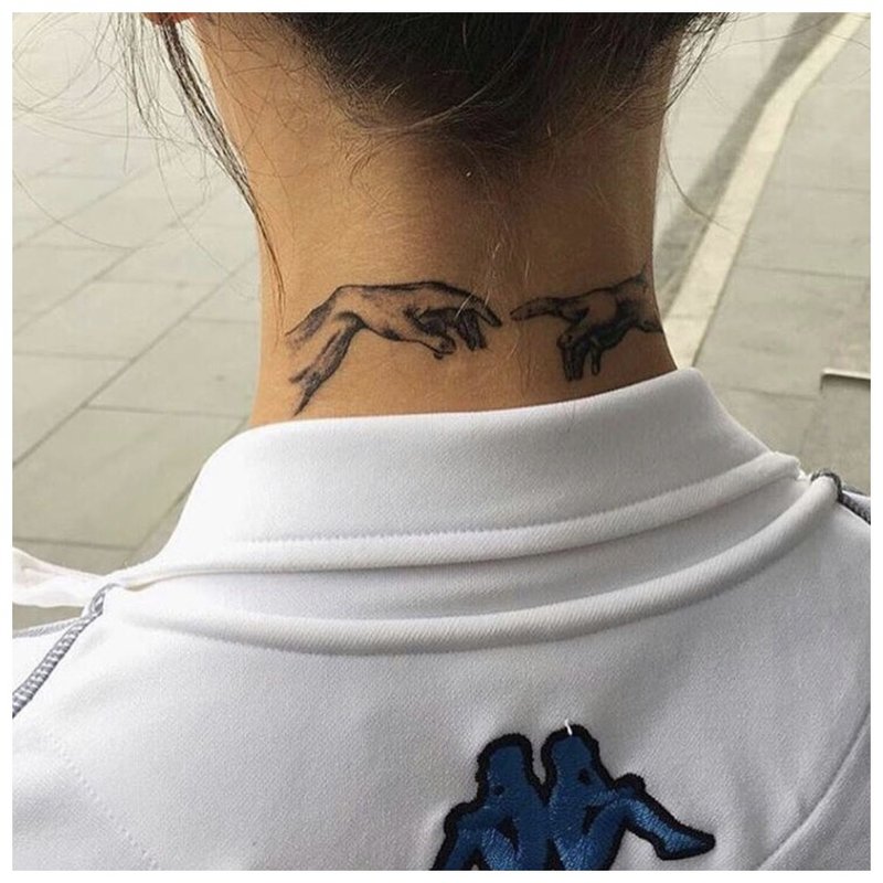 Tatuaj braț pe partea din spate a gâtului