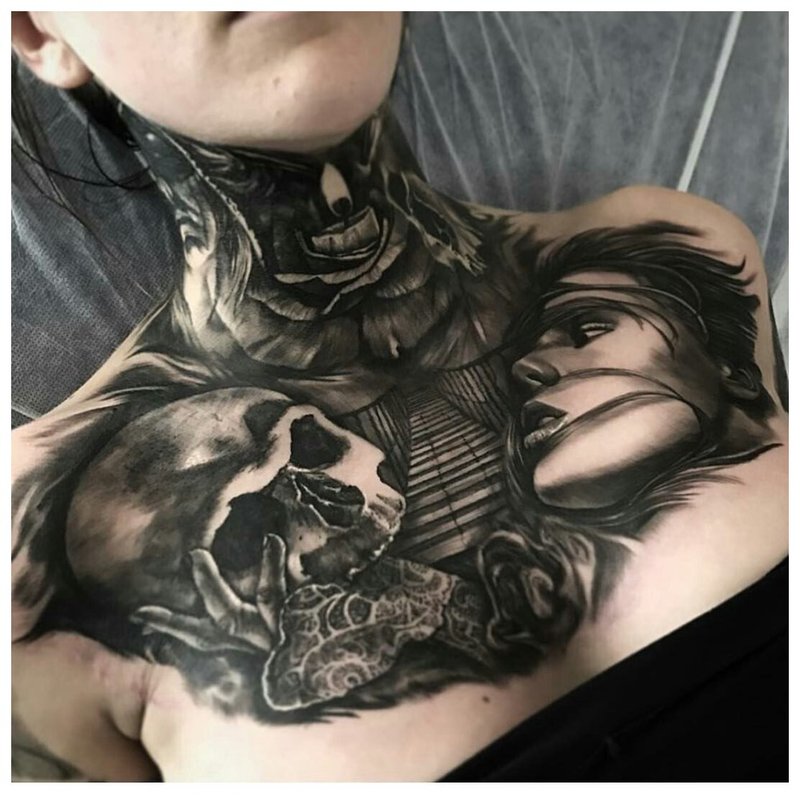 Tatuaj pe gât și pieptul unei femei