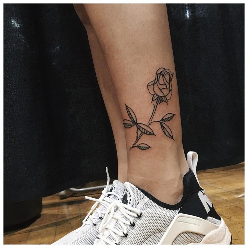 Trandafir în stilul tatuajelor contur.