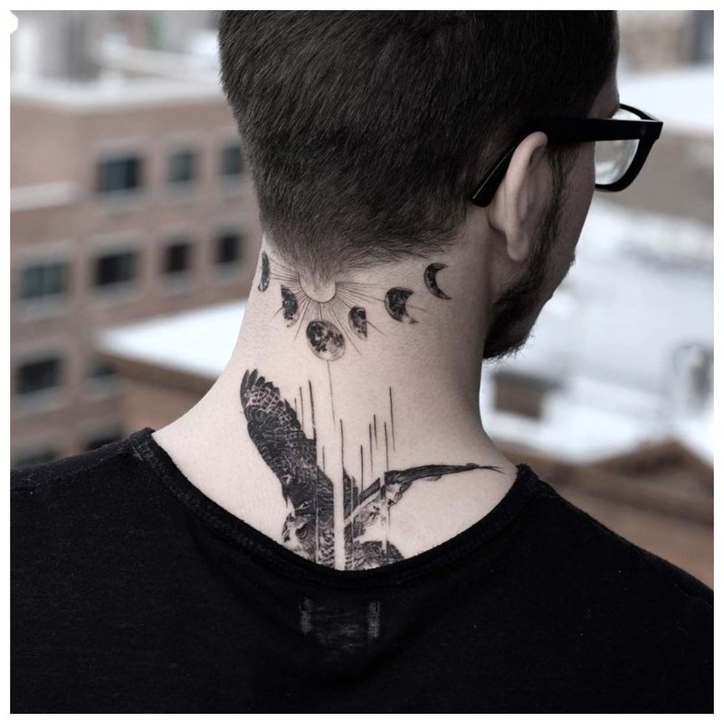 Tatuaj pe spate și pe gâtul unui bărbat