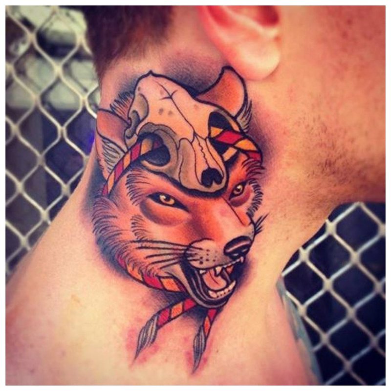 Kantarell-tatovering på en manns hals