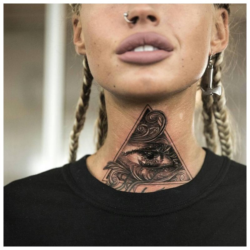 Tatuaj pe gâtul unei fete