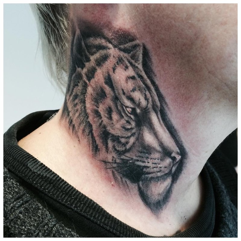 Tatuaj animal pe gâtul unui bărbat