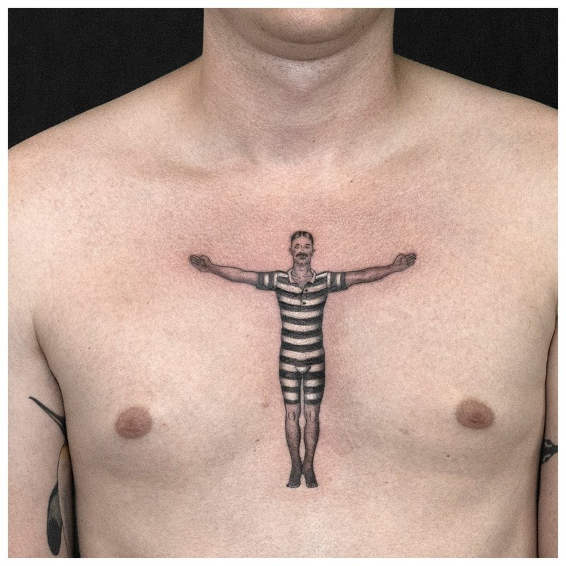 Mann tatovering på brystet