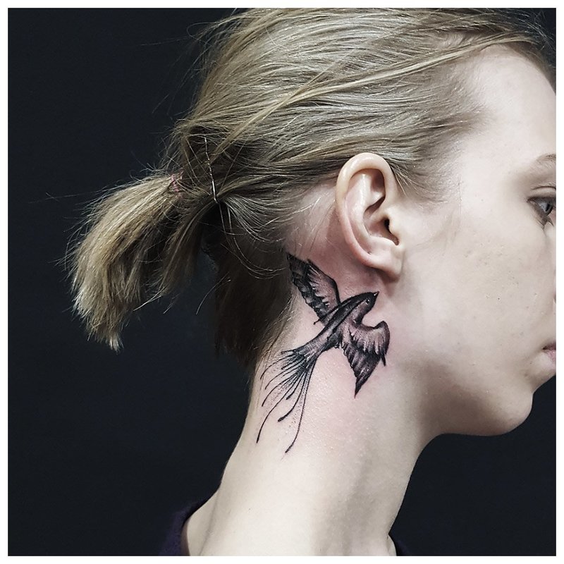 Tatuaj Păsări pe partea gâtului