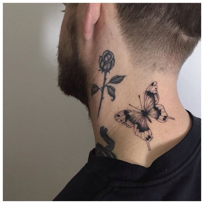 Blomst og sommerfugl - tatovering på nakken av en mann
