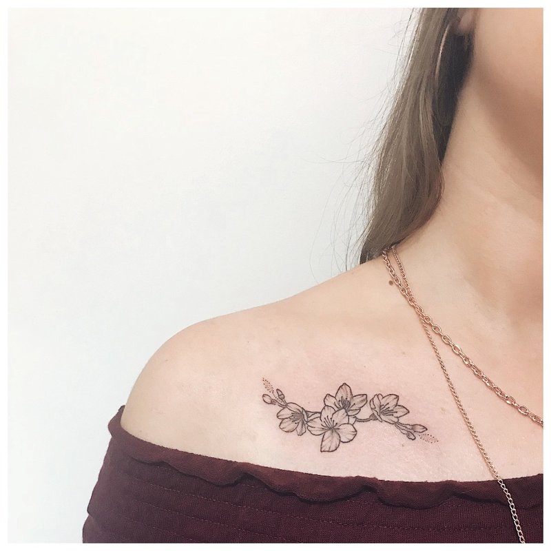 Tatuaj de flori de contur sub claviculă