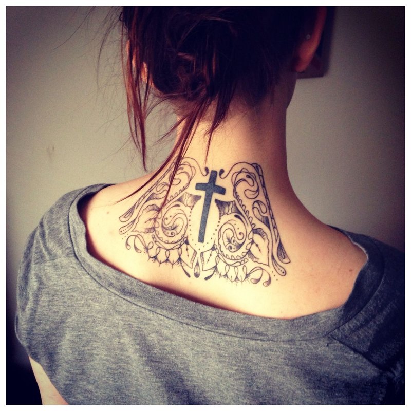 Cruce de tatuaj pe gâtul fetei din spate