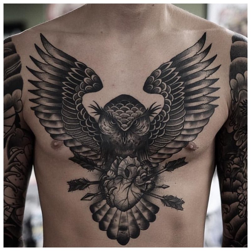 Pasăre - tatuaj pe pieptul unui bărbat