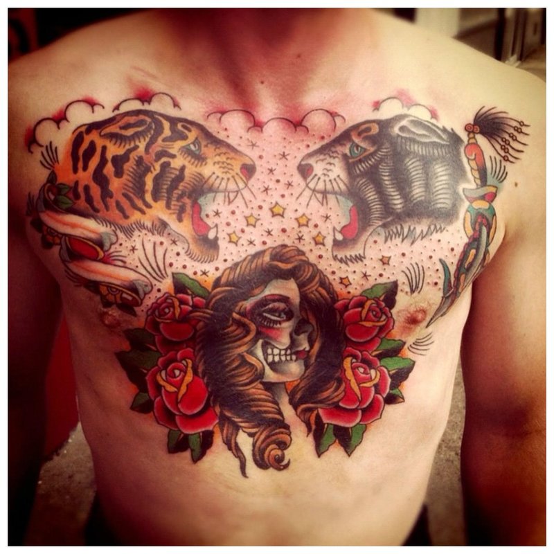 Tatuaj floral neobișnuit pe pieptul unui bărbat