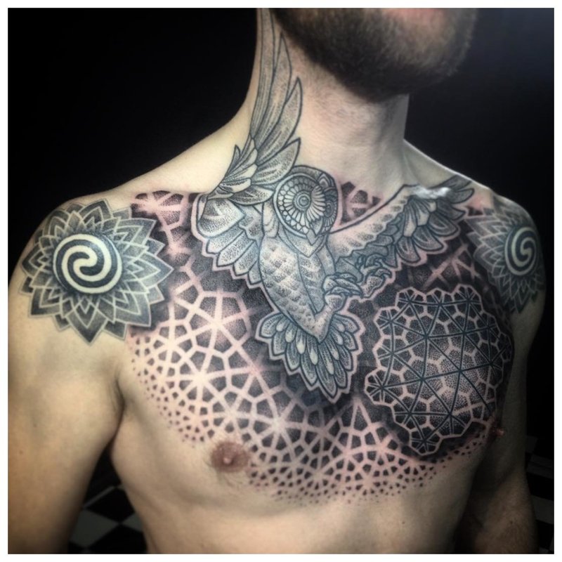 Tatuaj neobișnuit de păsări în stilul unui piept do-it-yourself pe un bărbat