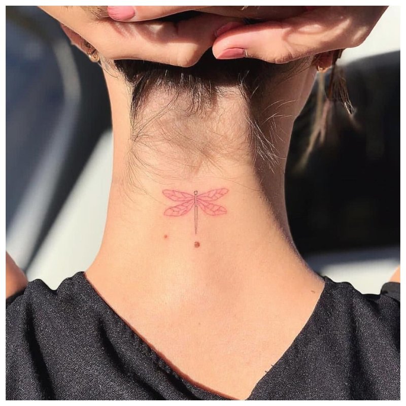 Skånsom tatovering på jentens nakke