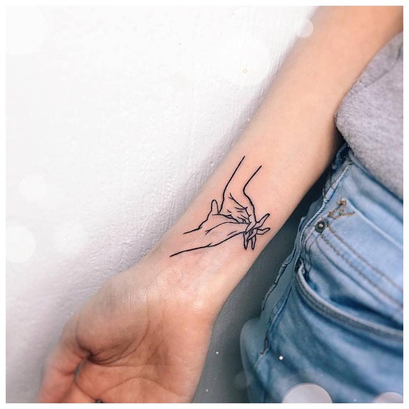 Tatuaj contur mâini