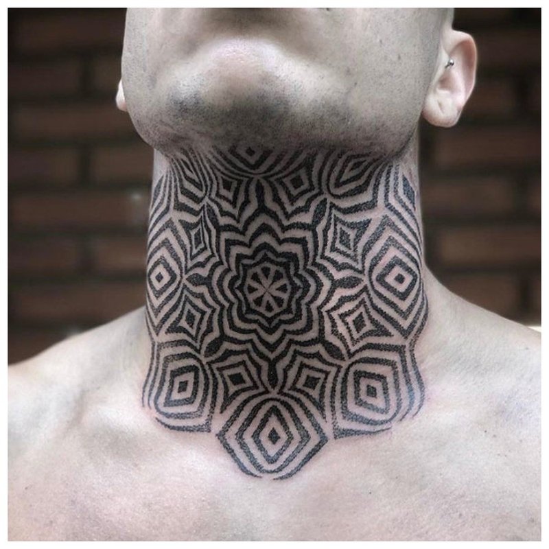 Ornament de tatuaj pe întregul gât al unui bărbat