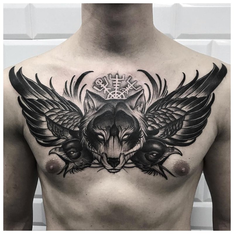 Dyretema tatovering på brystet til en mann