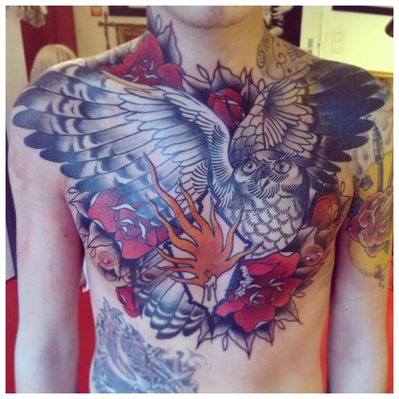 Tatuaj floral pe întreg pieptul și umerii unui bărbat