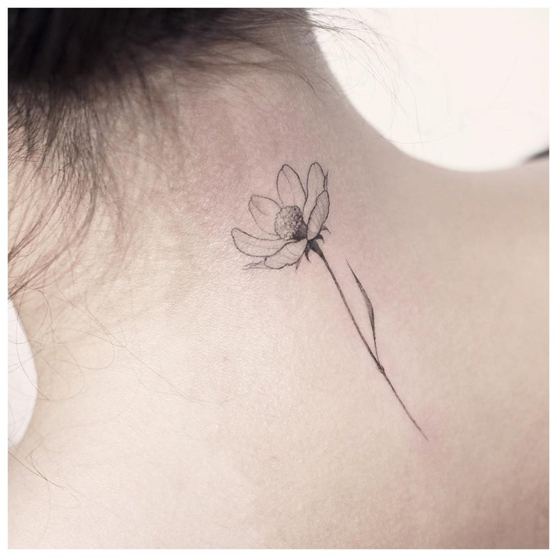Tatuaj delicat de flori pe gât