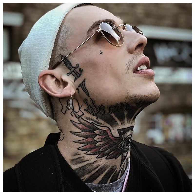 Tatuaj pe gâtul unui bărbat